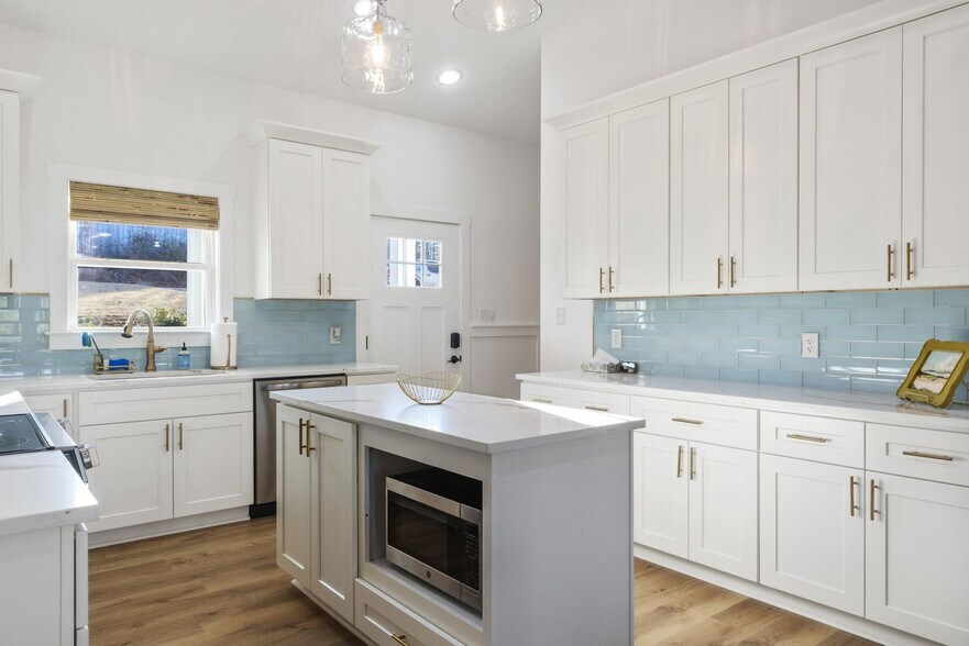 Building Photo - 93 Snyder Dr