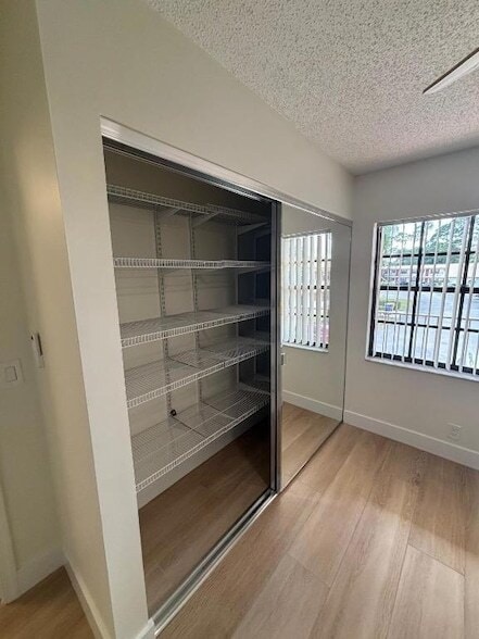 Building Photo - 4273 Oak Terrace Dr