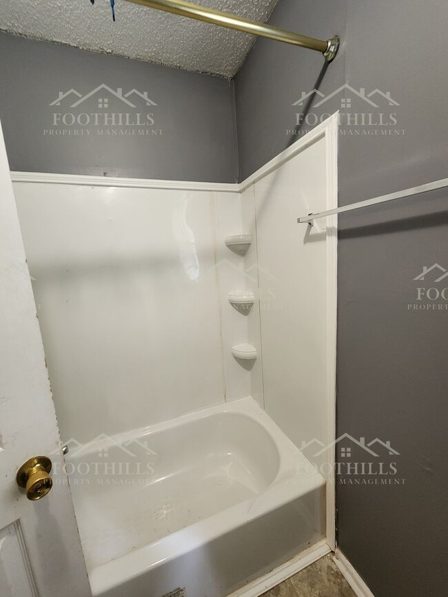 Building Photo - Move-In Ready 3BR Home with New Carpet, Ga...