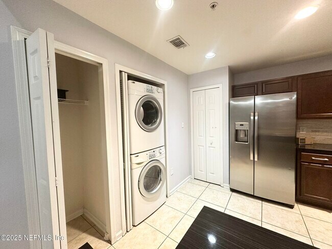 Building Photo - 6916 Ortega Woods Dr