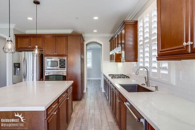 Building Photo - Beautiful 5Bdm 2.5Ba Home with Mountain Vi...