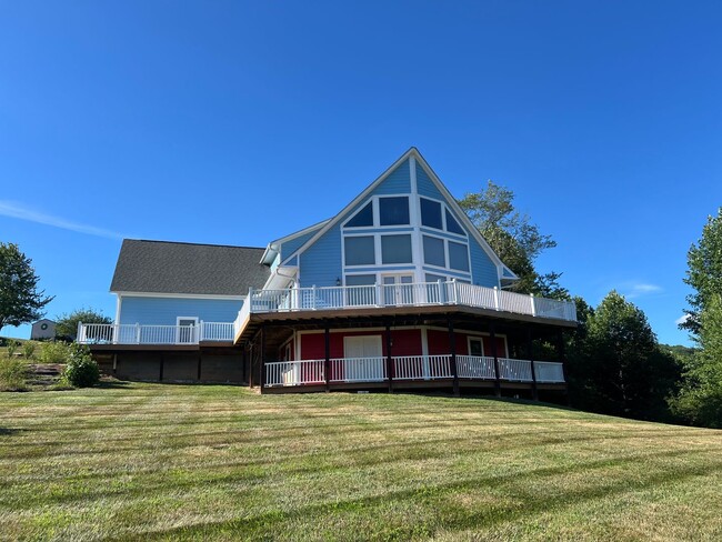 Primary Photo - Spacious Home in Hendersonville, NC