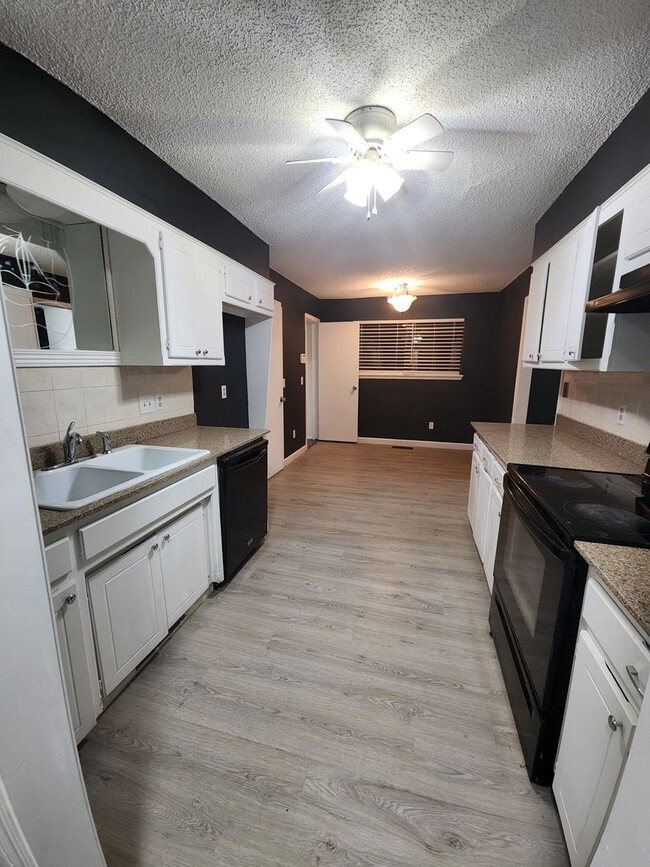 Building Photo - Charming 5 Bedroom Home- Your Path to Homeownership Starts Here!