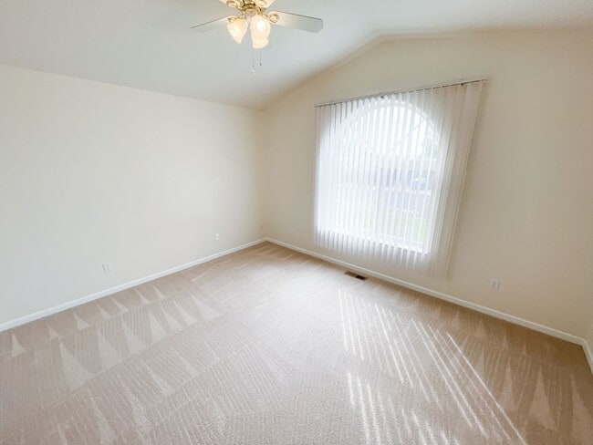 Building Photo - Spacious open floor plan in North Hills