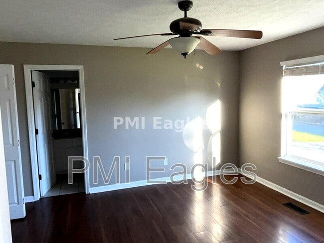 Building Photo - 916 Linda Dr