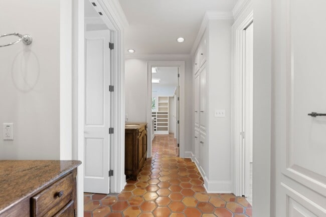 Building Photo - Elegant Living Minutes from the Medical Ce...