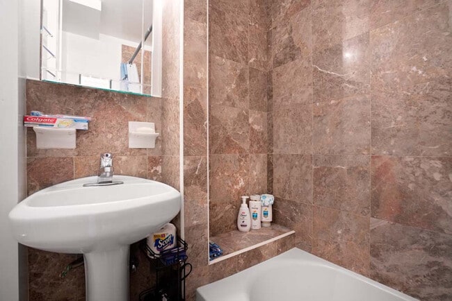 Building Photo - 305 E 104th St