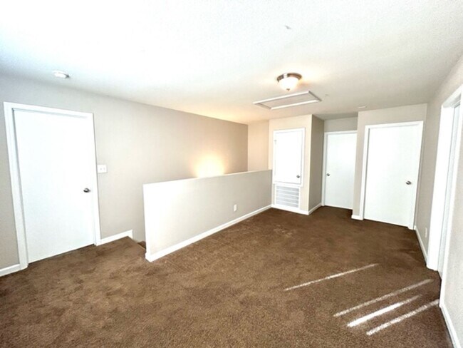 Building Photo - THREE BEDROOMS/TWO & HALF BATHROOMS SPACIOUS HOME - MADISON. MOVE IN SPECIAL!