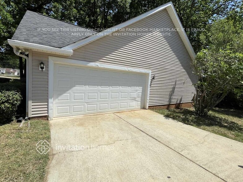 Building Photo - 6022 Country Walk Dr