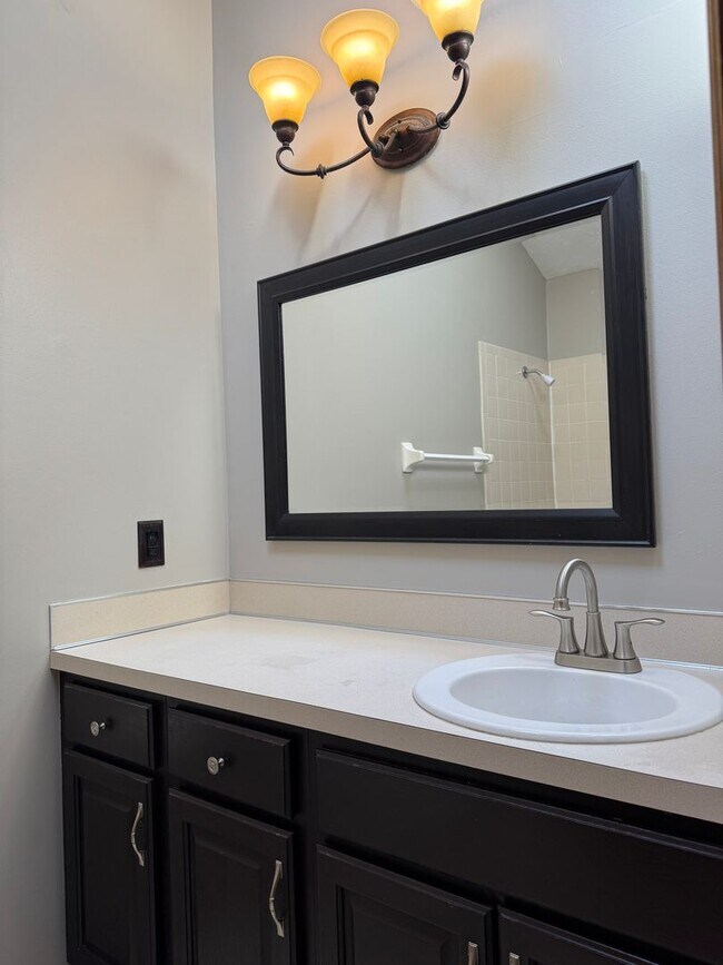 Building Photo - Omaha Rental Home Offering Modern Updates & Comfortable Living!