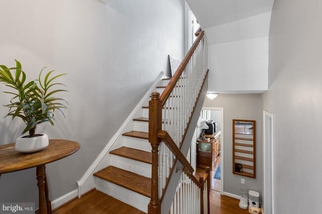 Building Photo - 714 Medina St