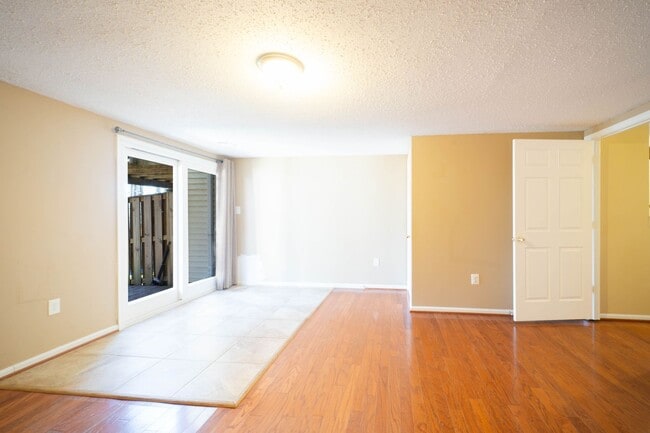 Building Photo - Great 3 BD 3.5 BA Townhome in a great location!