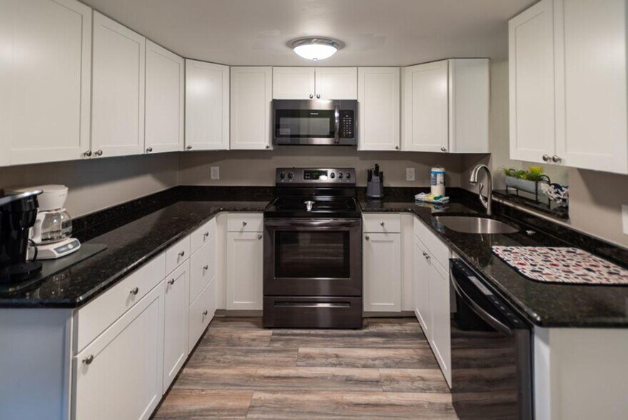 Building Photo - 613 Bayou Dr