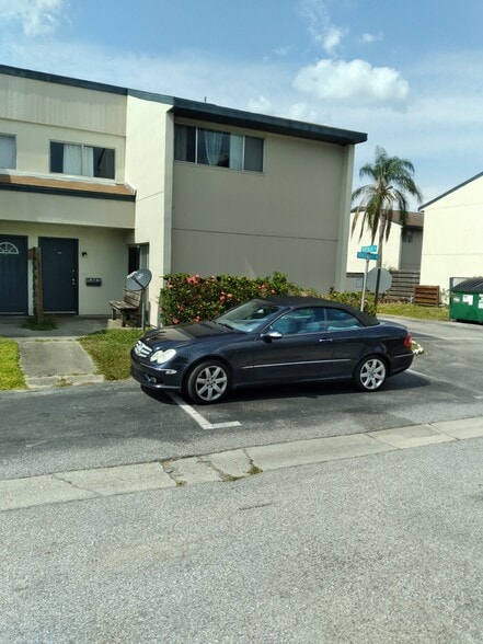 Building Photo - 973 Whitman Dr