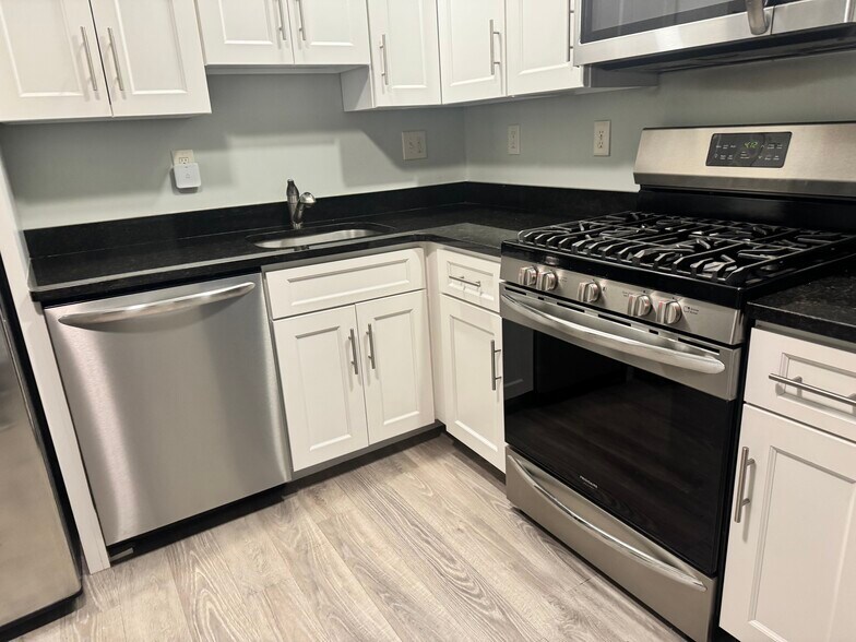 Building Photo - 10 Crescent Hl