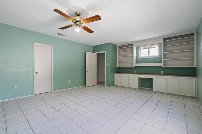 Building Photo - 606 Pinebrook Ln