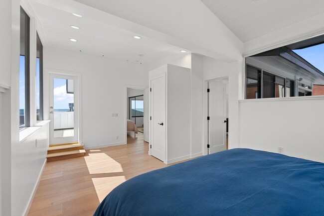 Building Photo - 2988 Solimar Beach Dr