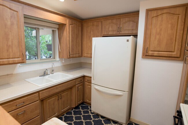 Building Photo - 3 Bedroom 2 Bathroom Home in Mission Canyon