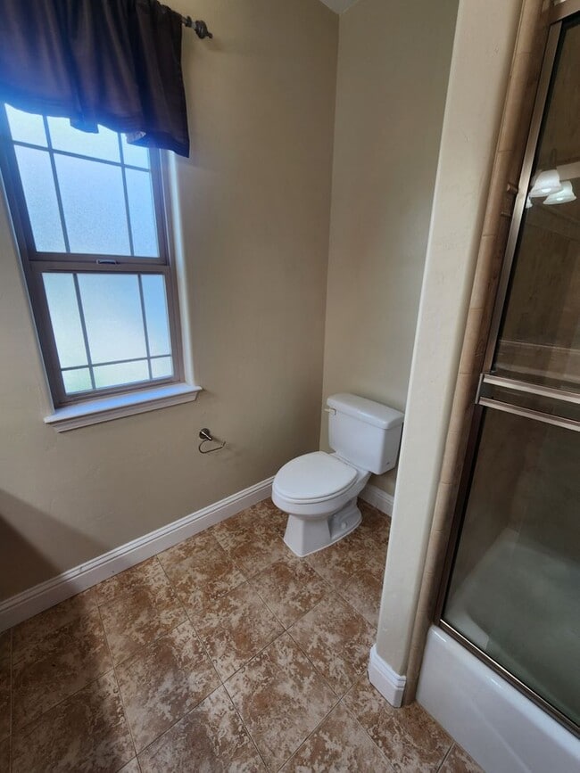 Building Photo - Gorgeous and Spacious 4 Bedroom Home