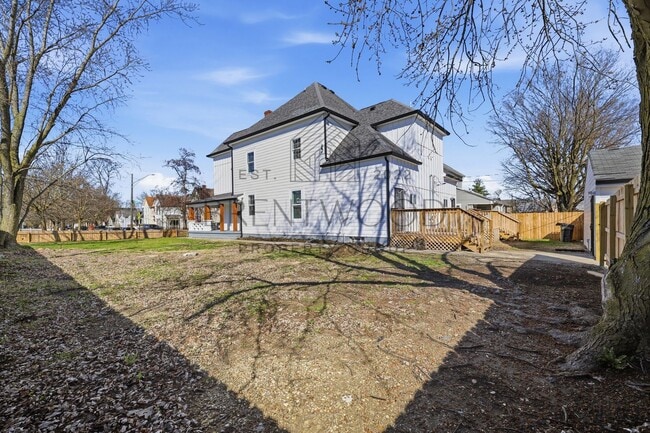 Building Photo - Contemporary 4bed/3bath with Private Yard