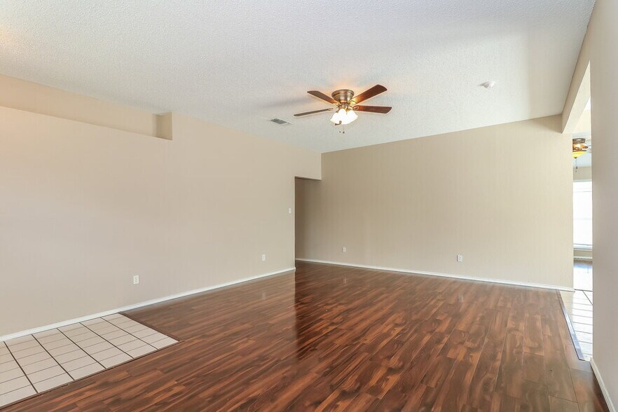 Building Photo - 6705 W Lynn Creek Dr