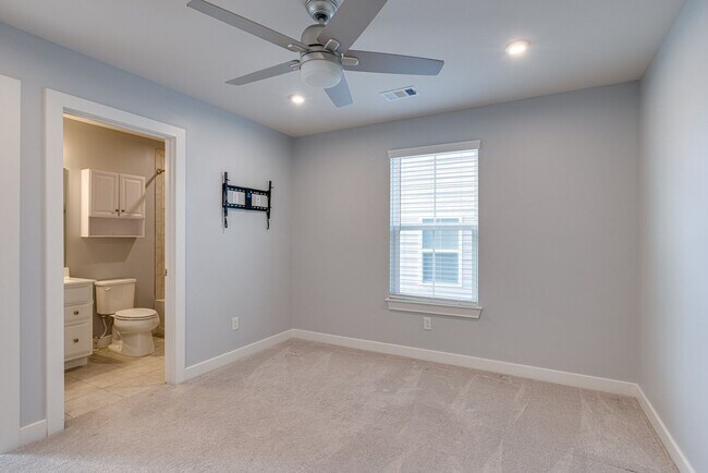 Building Photo - Brentwood Home For Lease