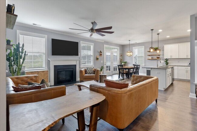 Building Photo - Show stopping 5 bed/3 bath rental in the h...