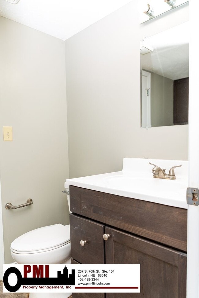 Building Photo - 3 Bedroom and 1.5 bathroom Duplex for rent