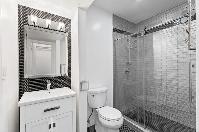 Building Photo - Charming, Light-Filled 2-Bed / 2.5-Bath Townhome with Private Yard & Garage Parking