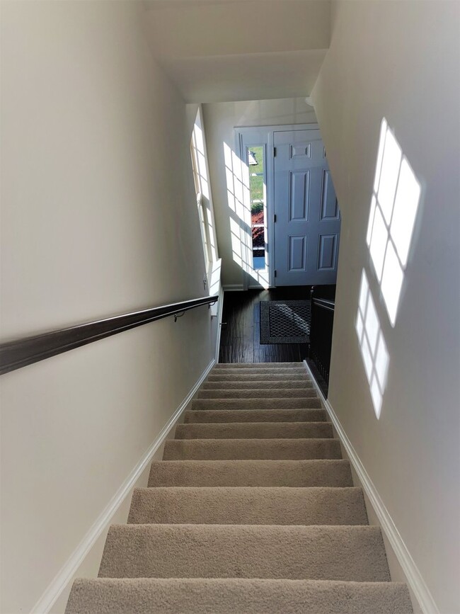 Building Photo - Beautiful End-Unit Townhome in New Post!