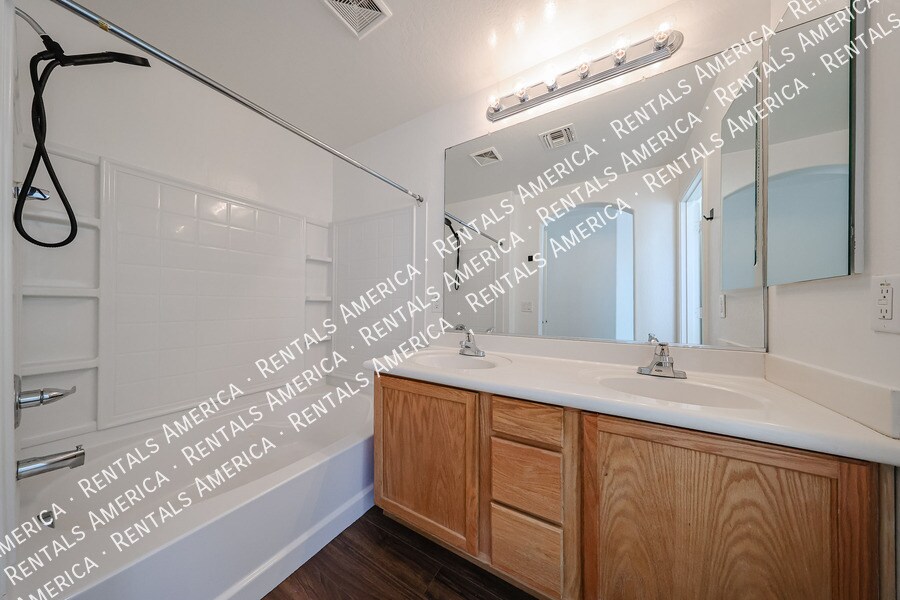 Building Photo - 4714 E Laurel Ave