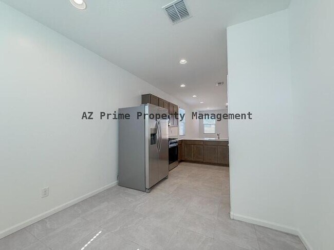 Building Photo - 9810 W Pinchot Ave