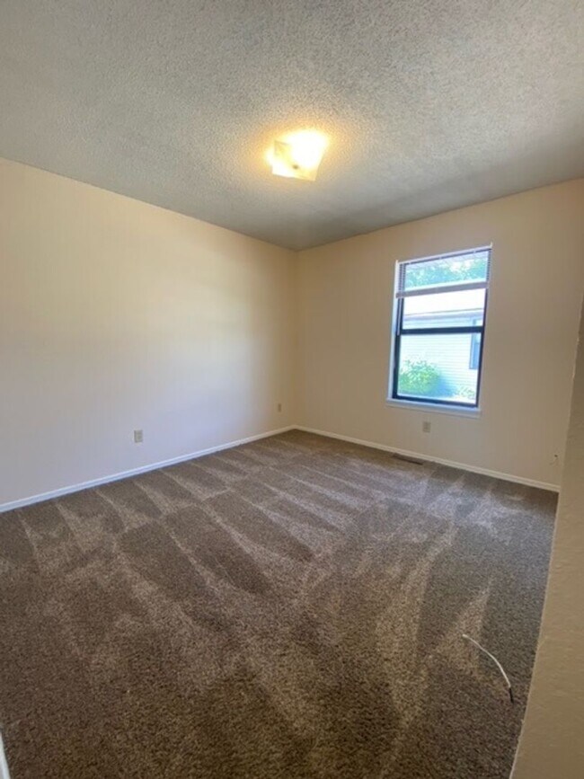 Building Photo - Great Duplex! 2 Bed, 1 Bath