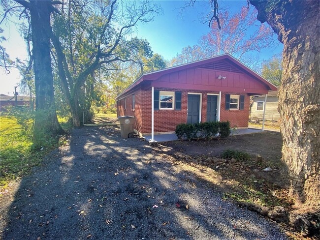 Building Photo - Renovated 1 Bedroom 1 Bath DUPLEX!
