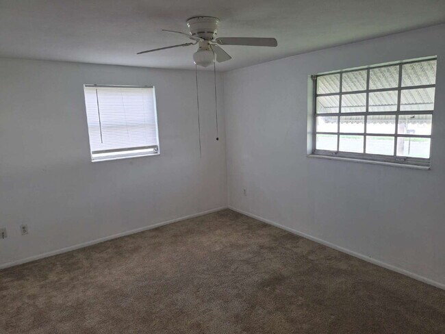 Building Photo - 2-Bed Home in Holiday, FL"