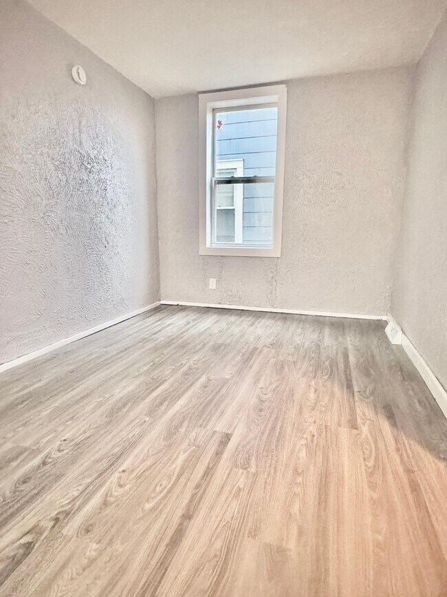 Building Photo - 114 Huetter Ave