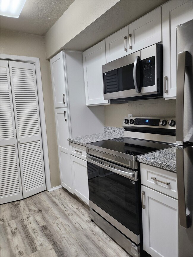 Building Photo - 6602 Harbor Town Dr