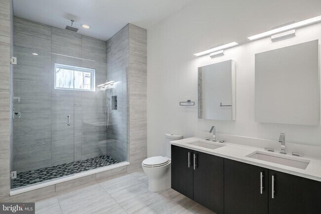 Building Photo - Northern Liberties Townhome with Parking