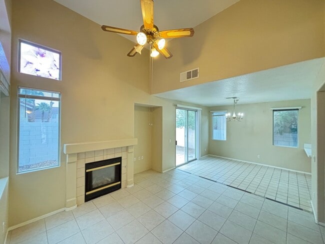 Building Photo - Gorgeous 3Bed/3Bath Home in the Gated Gree...