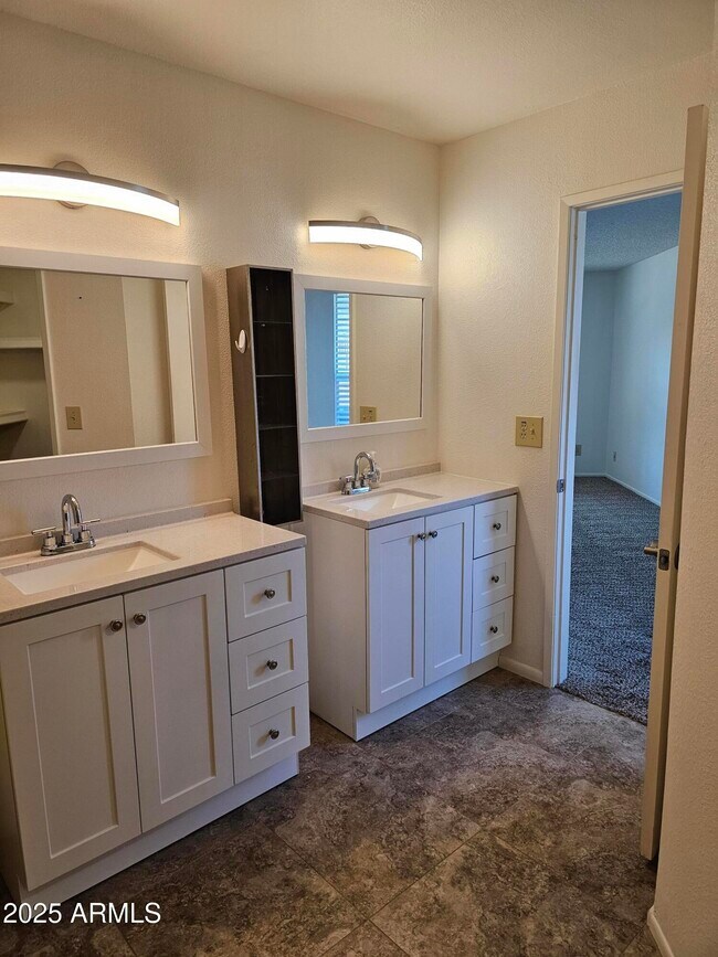 Building Photo - 4631 E Bohl St