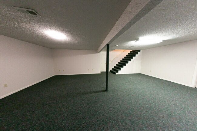 Building Photo - 618 Chaucer Ln