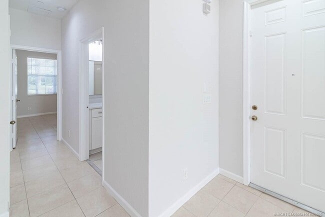 Building Photo - 356 SE Bloxham Way