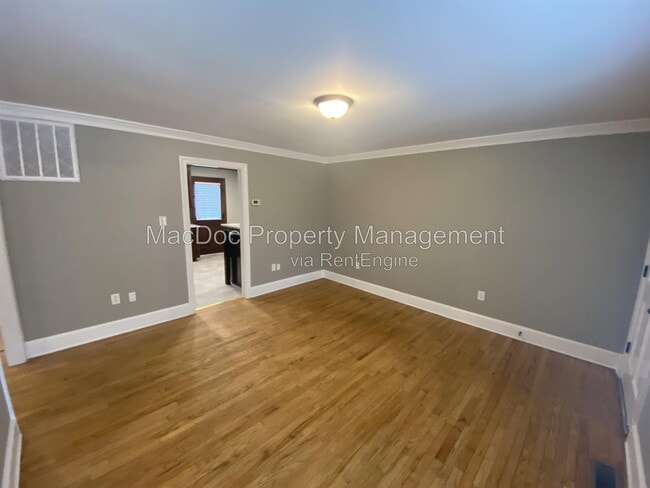Building Photo - 214 W Broaddus Ave
