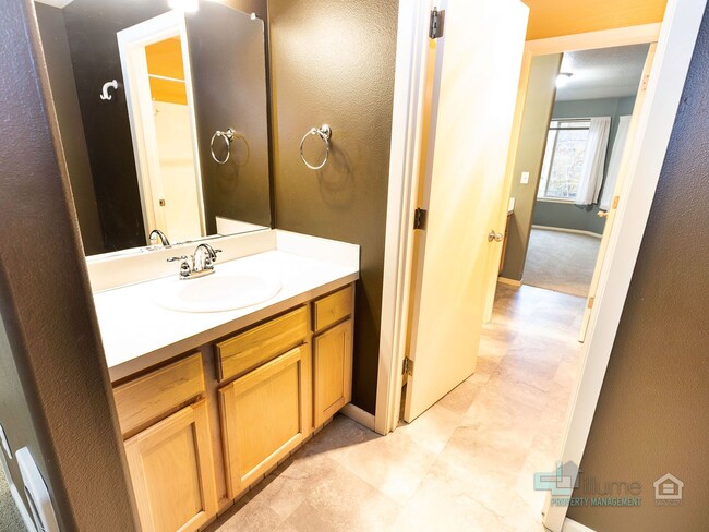 Building Photo - 5215 SE Pardee St