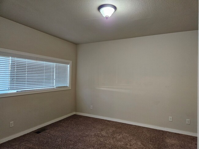 Building Photo - 3Bd/2Ba Two story townhouse - Available to View!