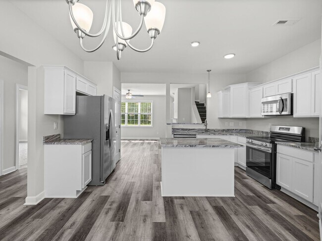 Building Photo - Towne Pointe Beauty!