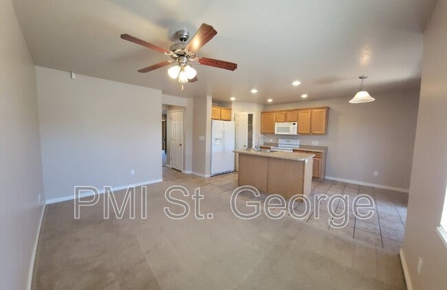 Building Photo - 3155 S Hidden Valley Dr
