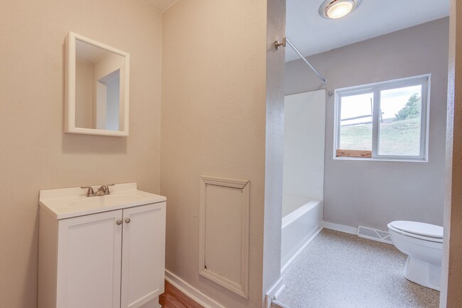 Building Photo - 1022 E Warrington Ave