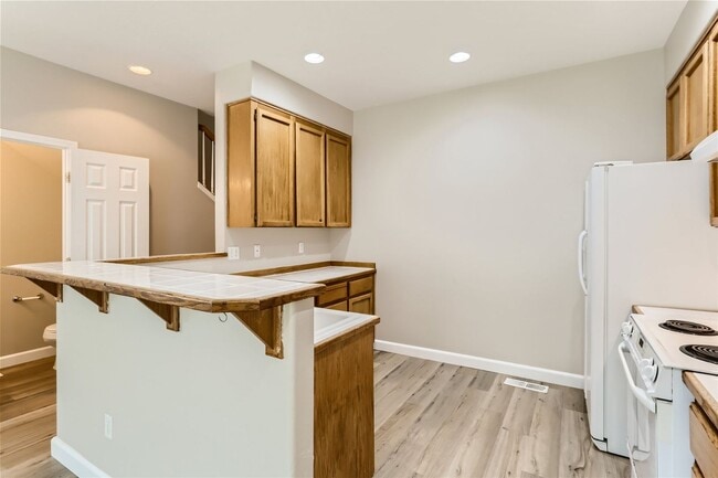 Building Photo - Spacious Two-Level Duplex Home with Fenced Backyard in Hillsboro!