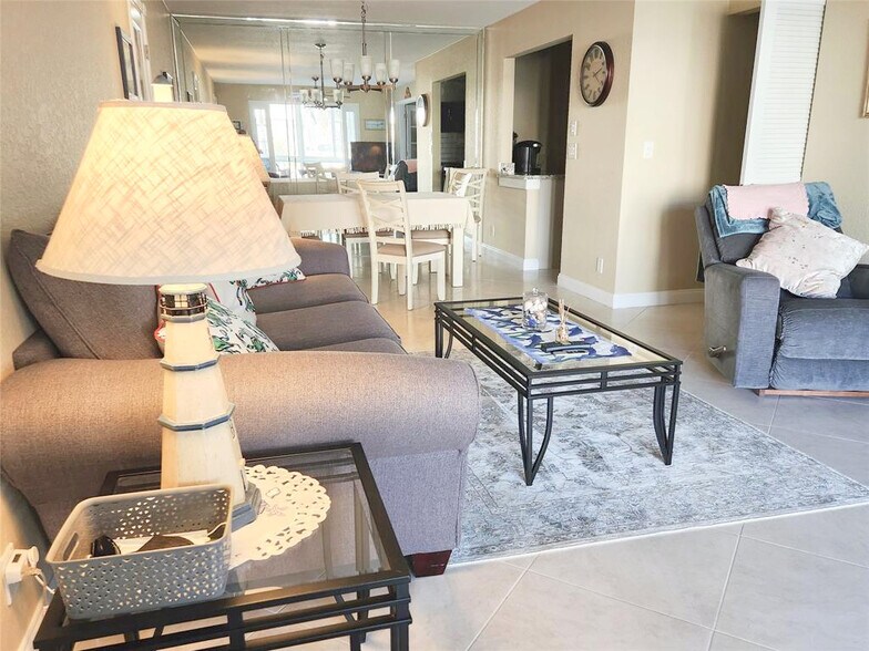 Building Photo - 6281 Bay Club Dr